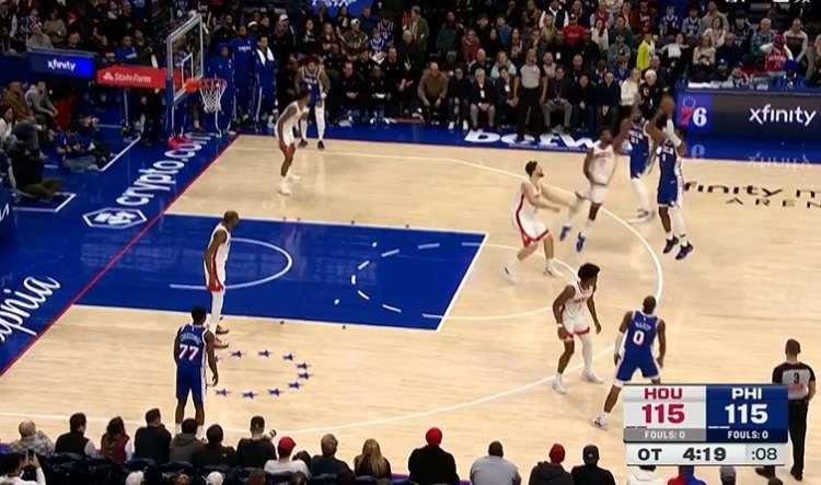 你终于站出来了！乔治接恩比德手递手 弧顶干拔三分命中！